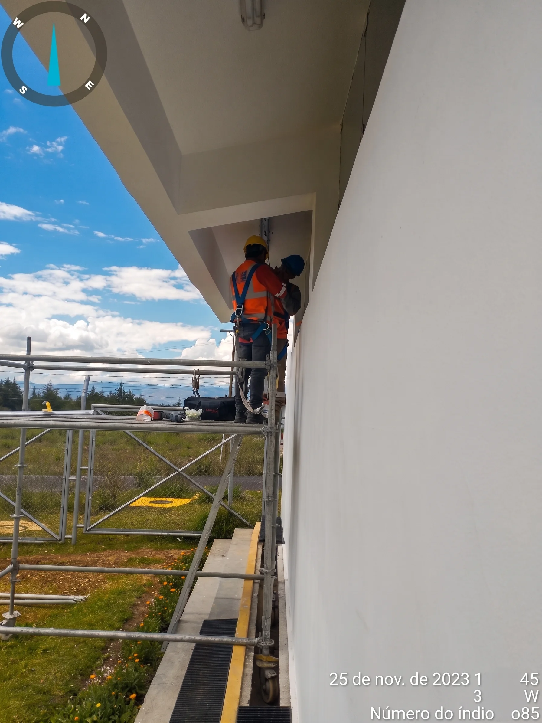 Equipo AyE Construcciones en obra industrial